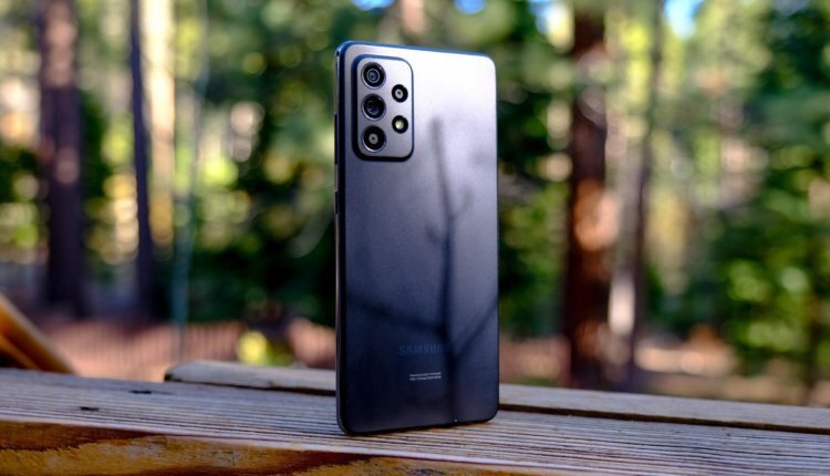 Это Galaxy A52 5G. Он выглядит как оригинальная модель, но аппаратно ощутимо её превосходит 