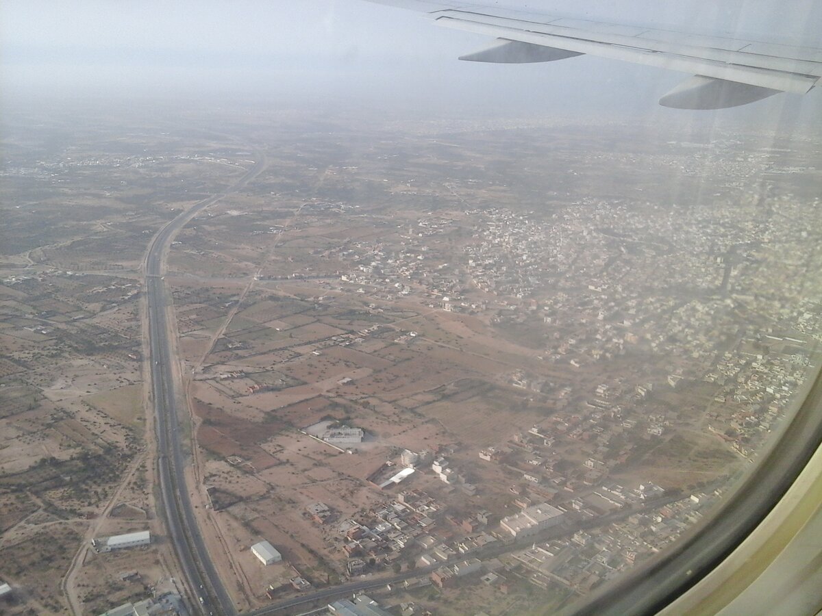 Ландшафт северной Африки однообразен: пустыня с оливковыми деревьями и белые дома без крыш.