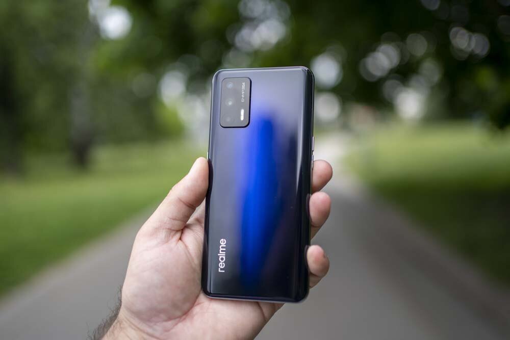Realme GT вид сзади