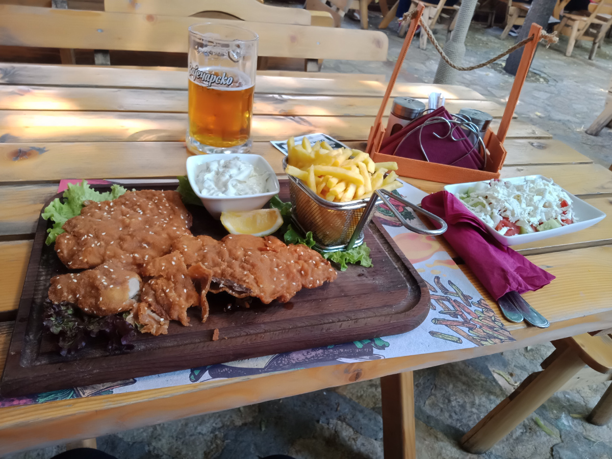 Мясо по-сербски, майонезно-сметанный соус, картофель фри, и салатик: огурец, помидор и брынза.