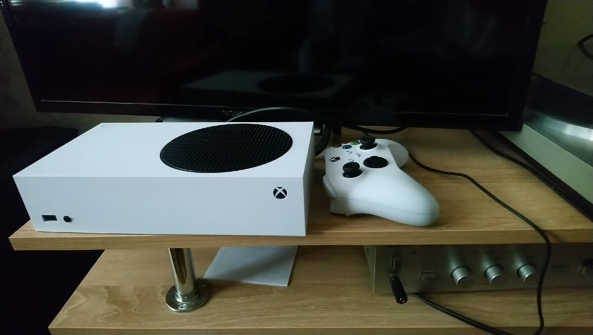 Моя Xbox Series S в горизонтальном положении.