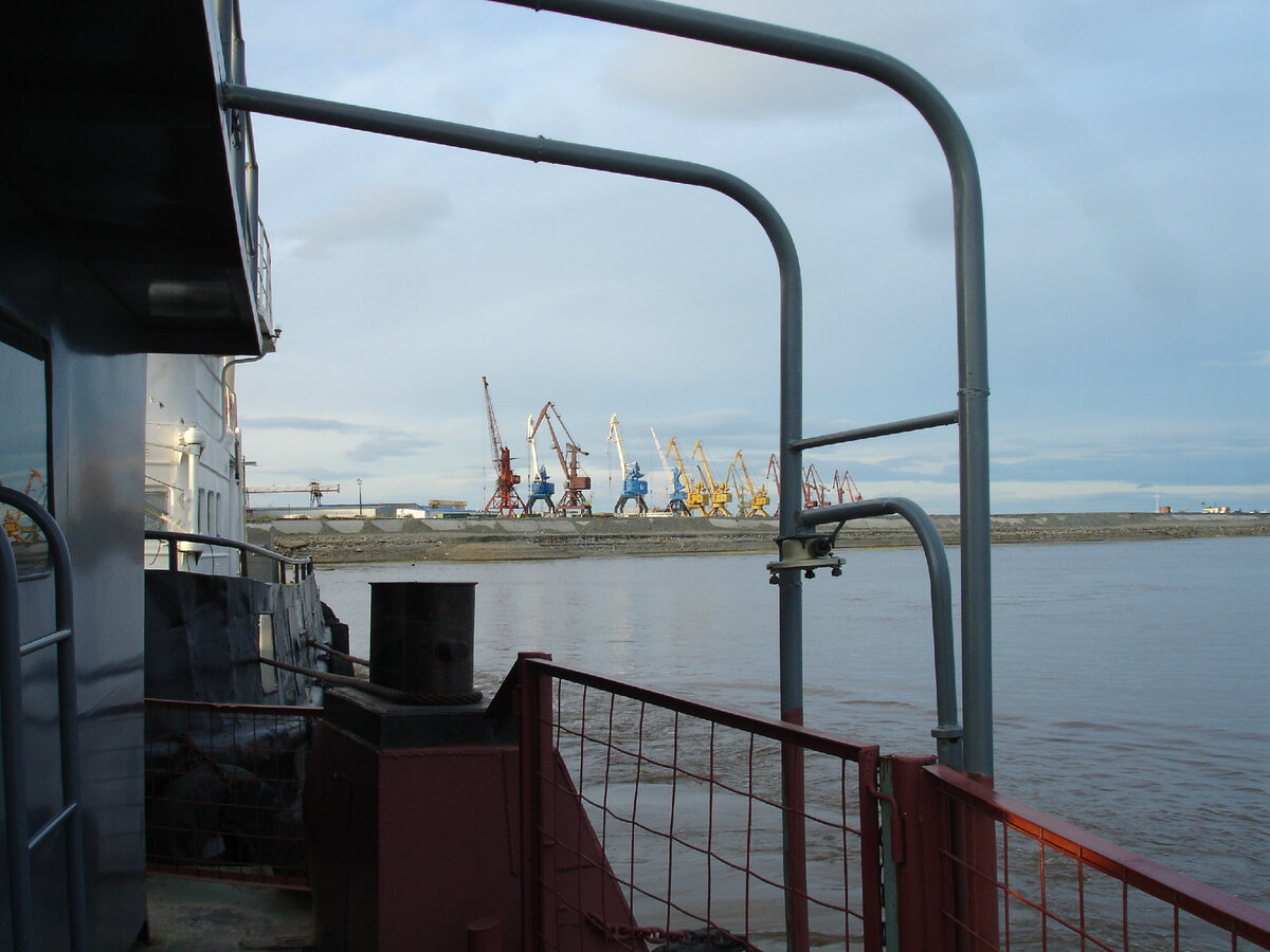 Паромная переправа Салехард - Лабытнанги. Где-то здесь должна была стоять Нижне-Обская ГЭС. Фото: В. Липатов