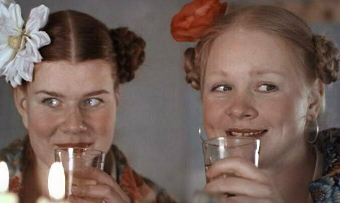 Саара Хедлунд и Зоя Буряк в фильме «Особенности национальной охоты». Источник фото: https://fishki.net