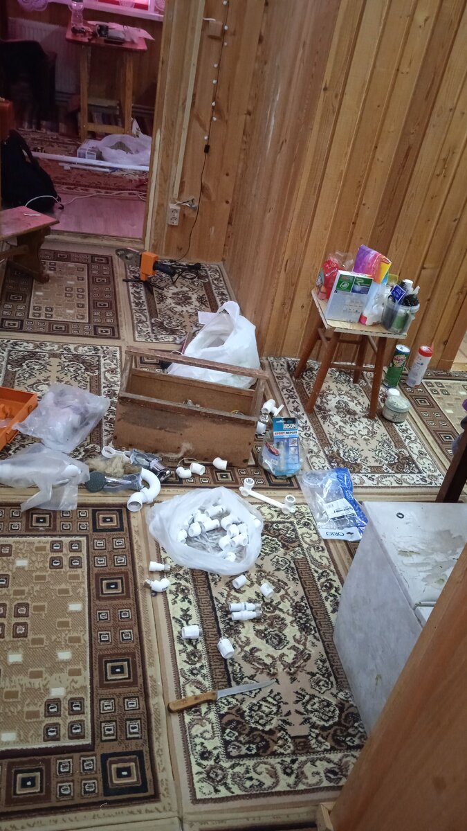 Автор ремонтирует водопровод. Путём спаивания новых полипропиленовых труб. 