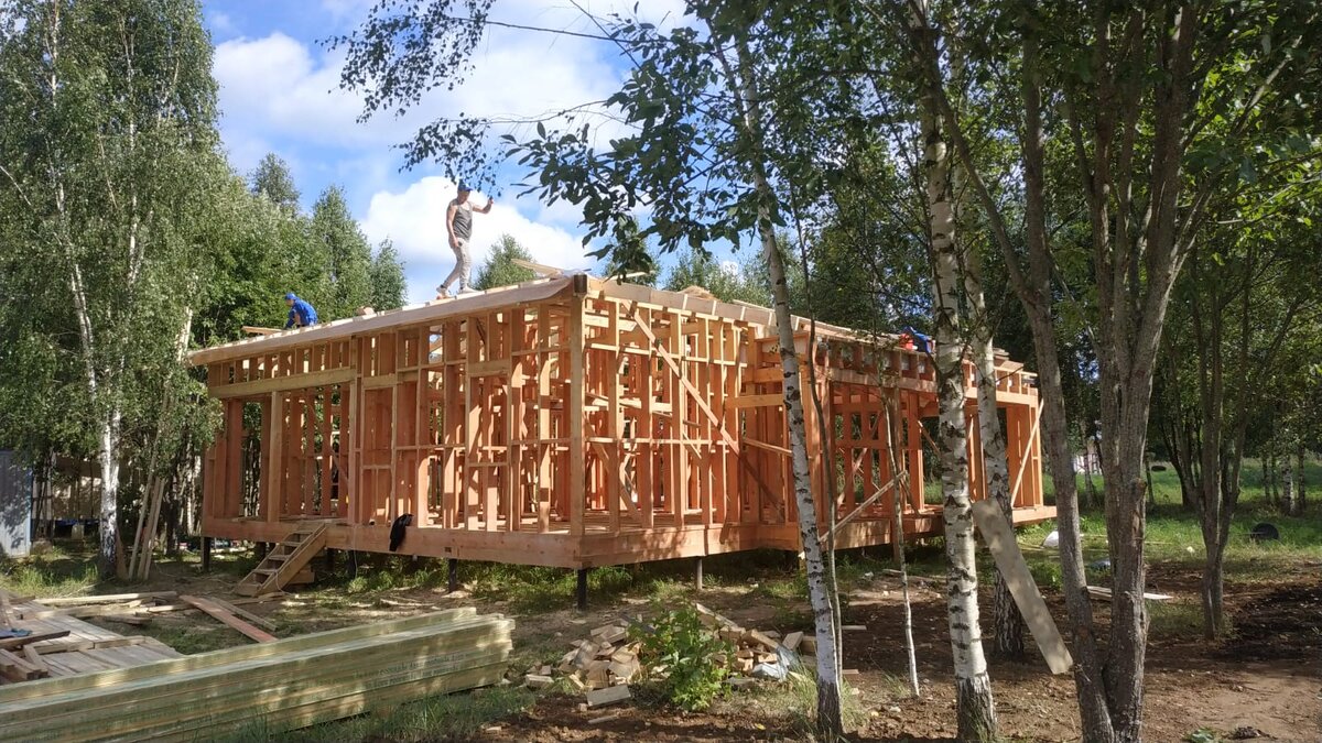 У нас свои бригады. Строим под ключ быстро.