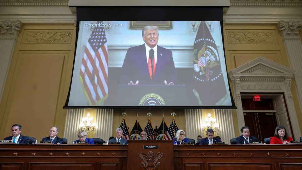 Фото: File Photo / Reuters📷Заседание Комитета Палаты представителей 13 октября, в центре — фото Дональда Трампа