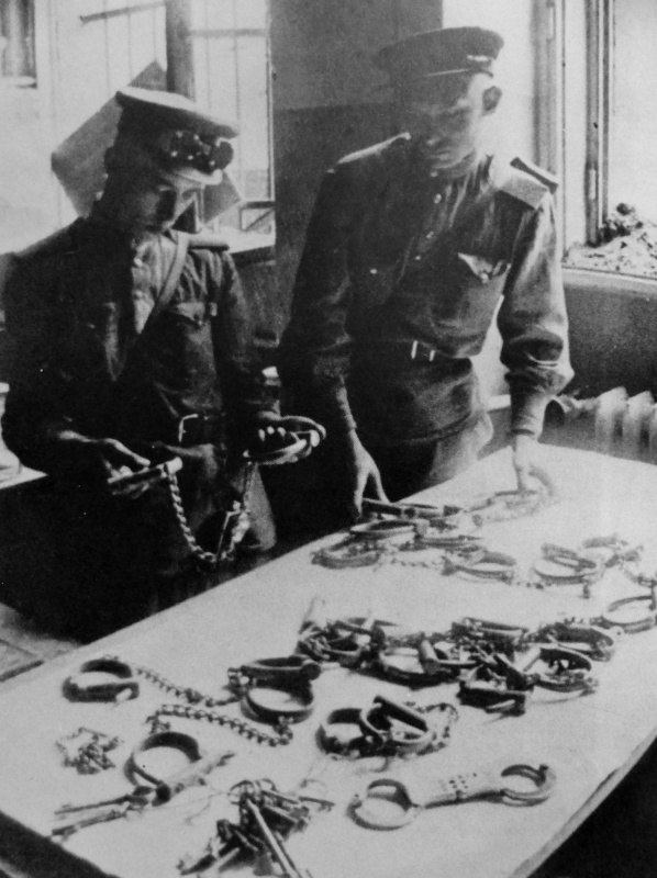 Здравствуйте, товарищи! Наша страна это многовековая летопись... чего только не было в нашей истории - победы, поражения, смуты... мы то прирастали территориями, то теряли их.-2