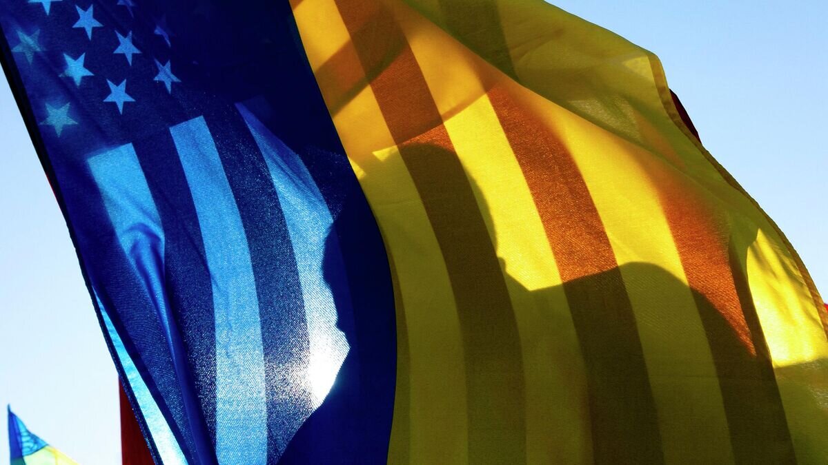 Мужчина с флагами США и Украины© AFP 2022 / Stefani Reynolds