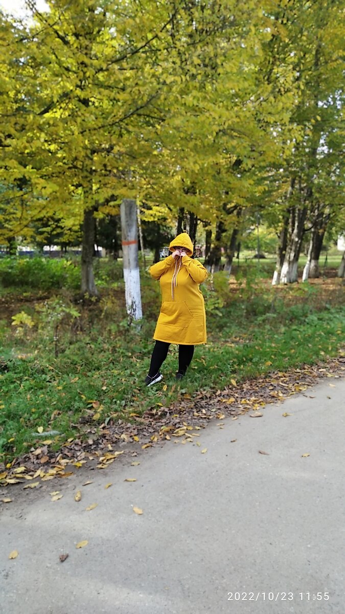Я на фоне осени.