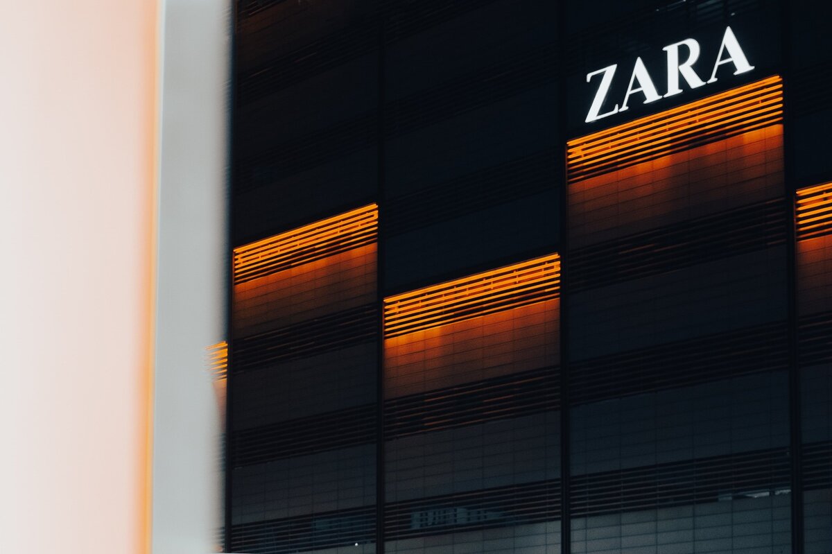     Zara меняет название и остается в России