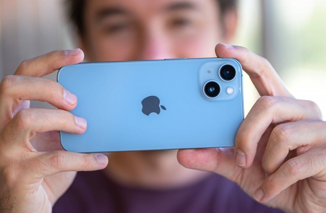    Стандартный iPhone 14 унаследовал все свои камеры от моделей прошлых поколений. Фотография: gsmarena.com
