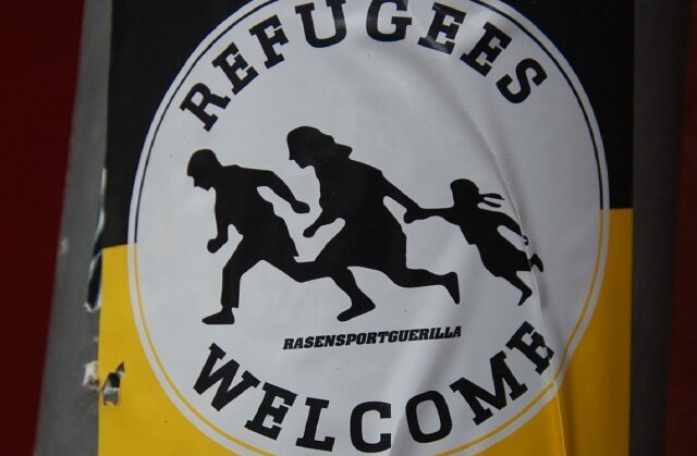    Плакат в европейском городе «Беженцы, добро пожаловать»