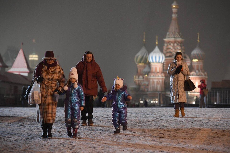     Москвичи голосуют за украшенную к Новому году Москву без мероприятий Михаил ФРОЛОВ