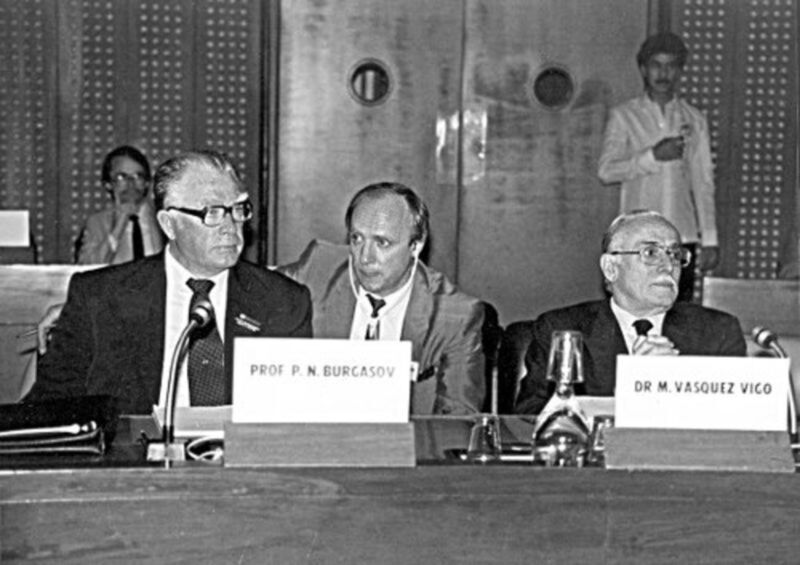 Пётр Бургасов на конференция по генетике в Маниле, 1983