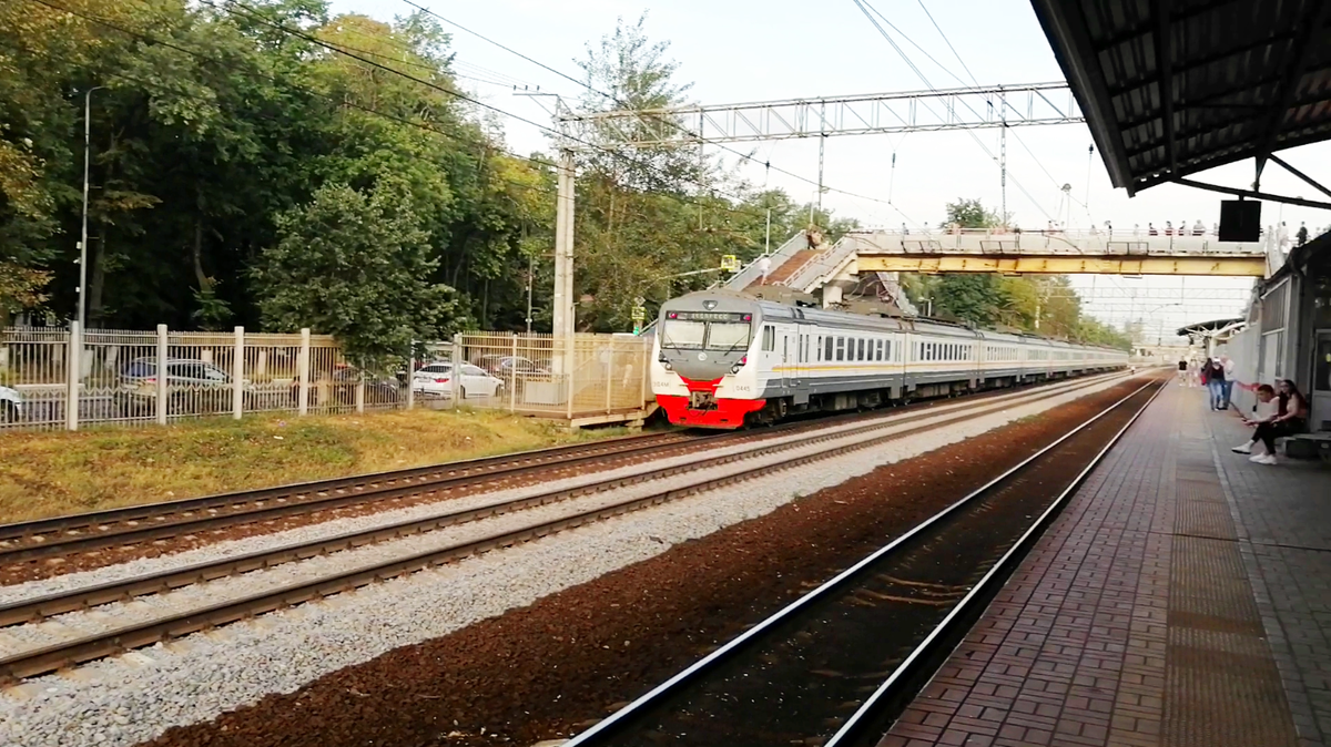 Платформа "Фабричная". Только уложенные рельсы IV главного пути и старые рельсы I и III главных путей с коричневым налётом.