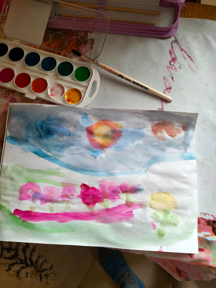 Первый самостоятельный рисунок под присмотром педагога