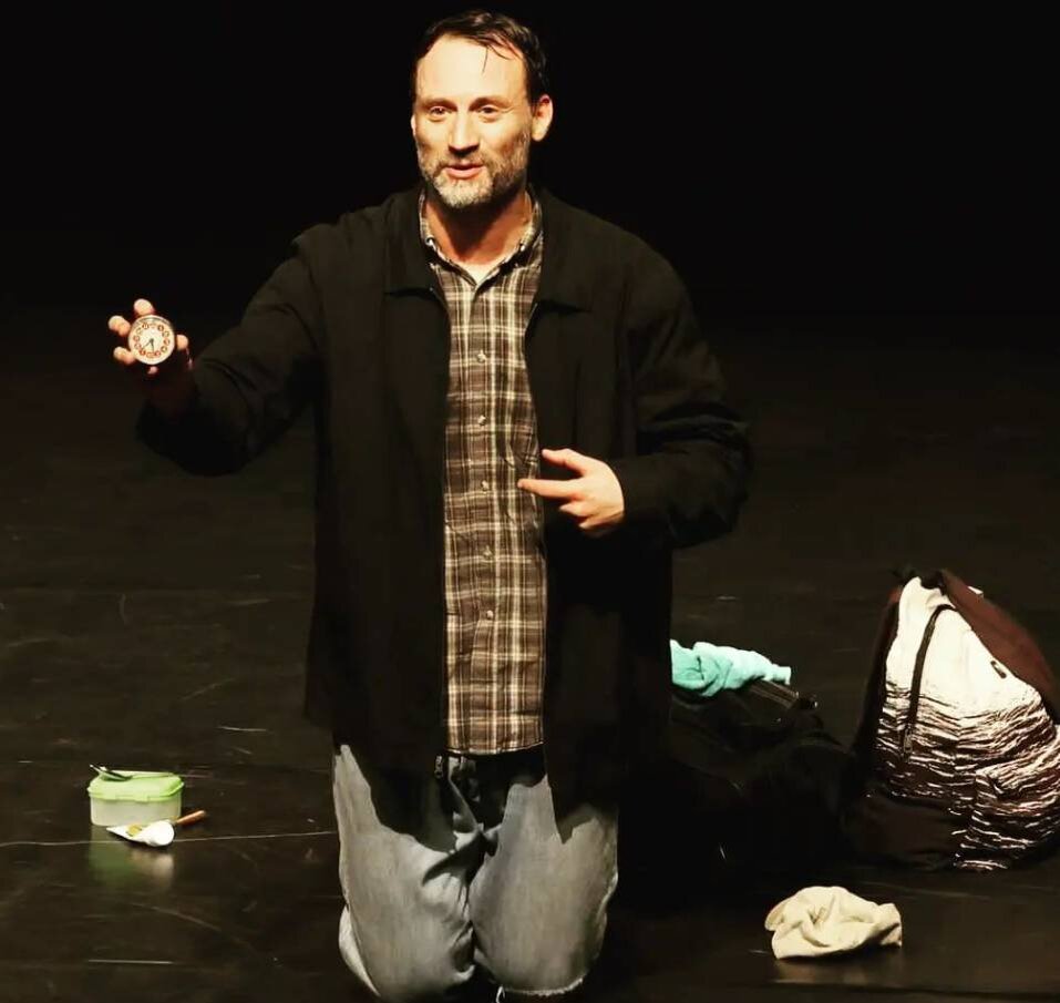    Анатолий Белый на своем моноспектакле встал на колениСоцсети Романа Когана