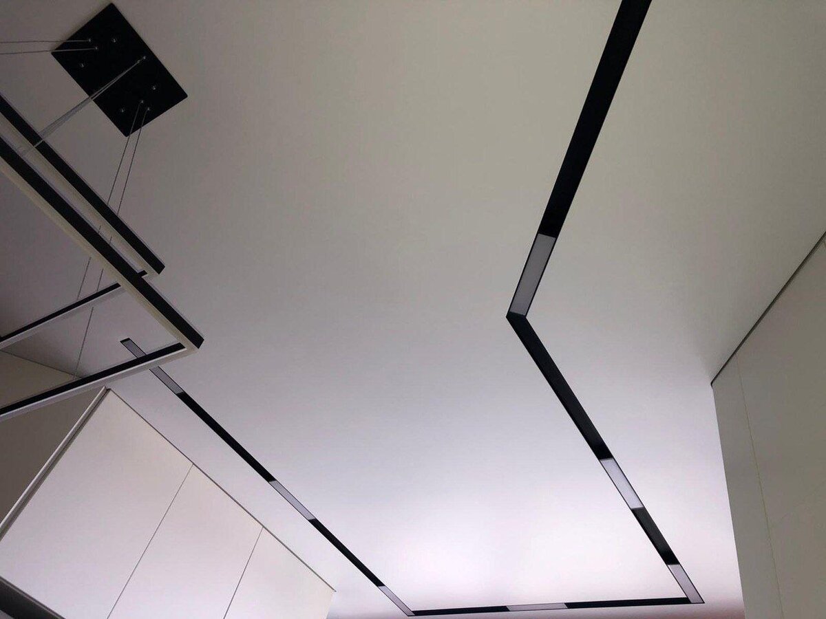 Натяжные потолки со встроенными трековыми светильниками