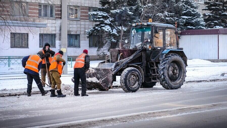     Движение ограничили полицейские по двум улицам.