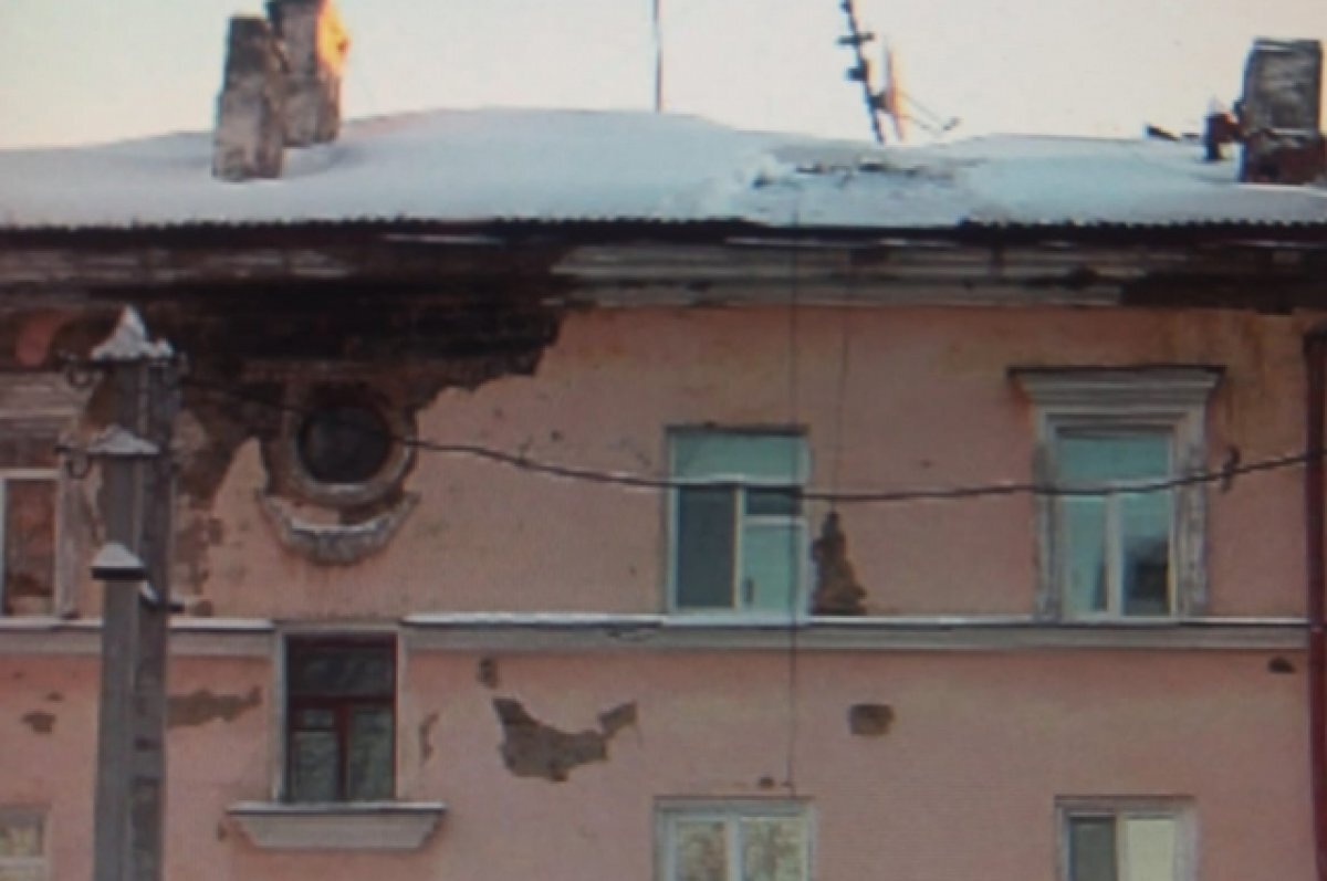    Пермяки сняли на видео, как рабочие убирают снег с крыши дома кипятком