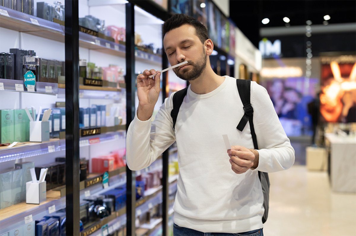    Запах женщины. Как выбирают духи к празднику для жен и любовниц