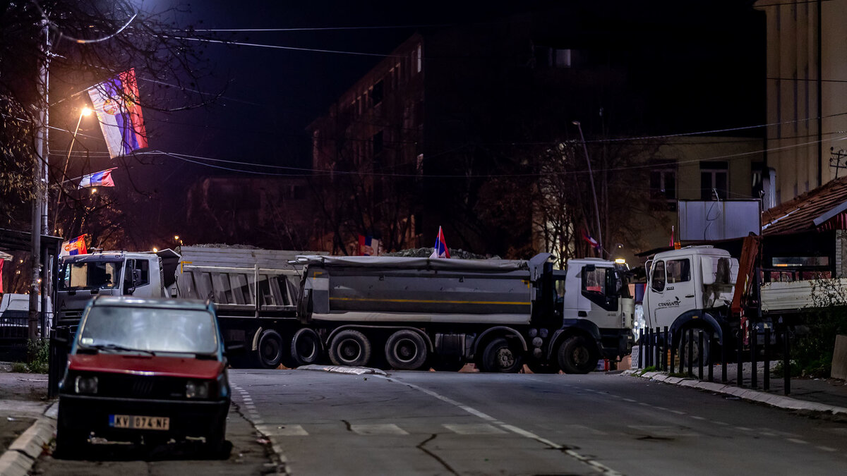     Баррикады в Косове, выставленные местными сербами / Gettyimages.ru / Vudi Xhymshiti