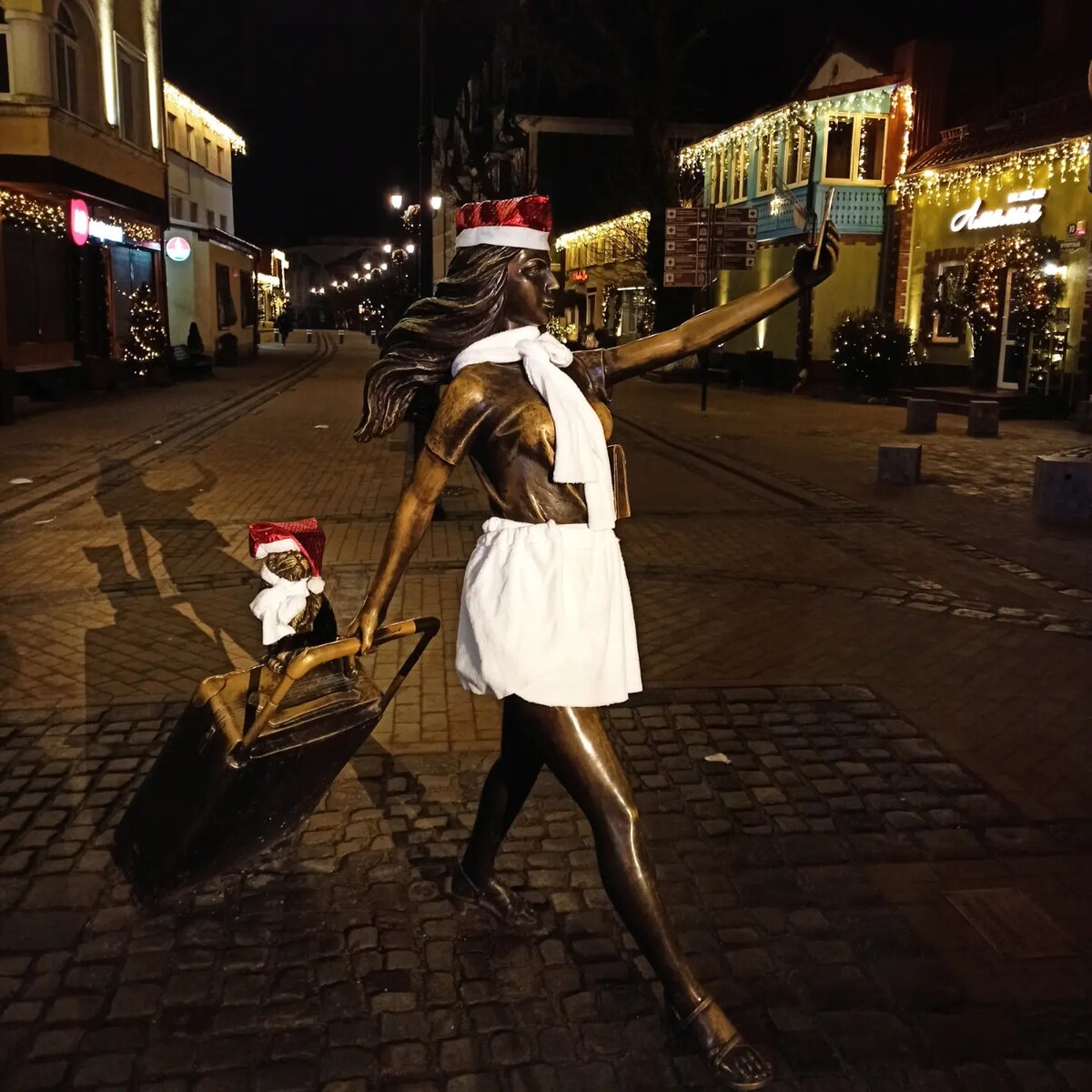 Скульптура "Курортница" в новогоднем костюме, Зеленоградск