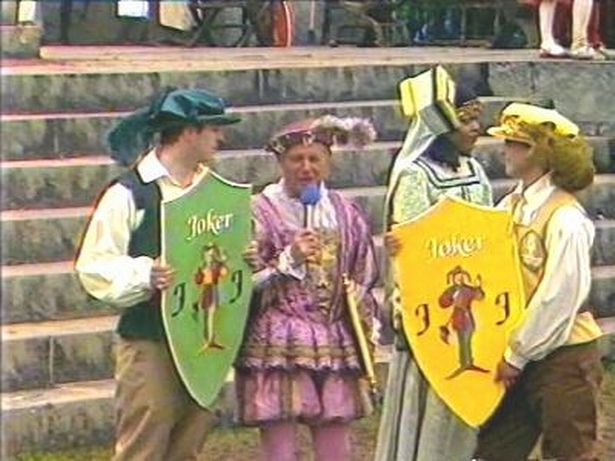 Принцы Эдуард и Эндрю с ведущим Стюартом Холлом в фильме «Это королевский нокаут»