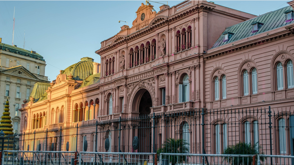 Знаменитый Casa Rosada в лучах заходящего солнца. Фото из открытых источников.  
