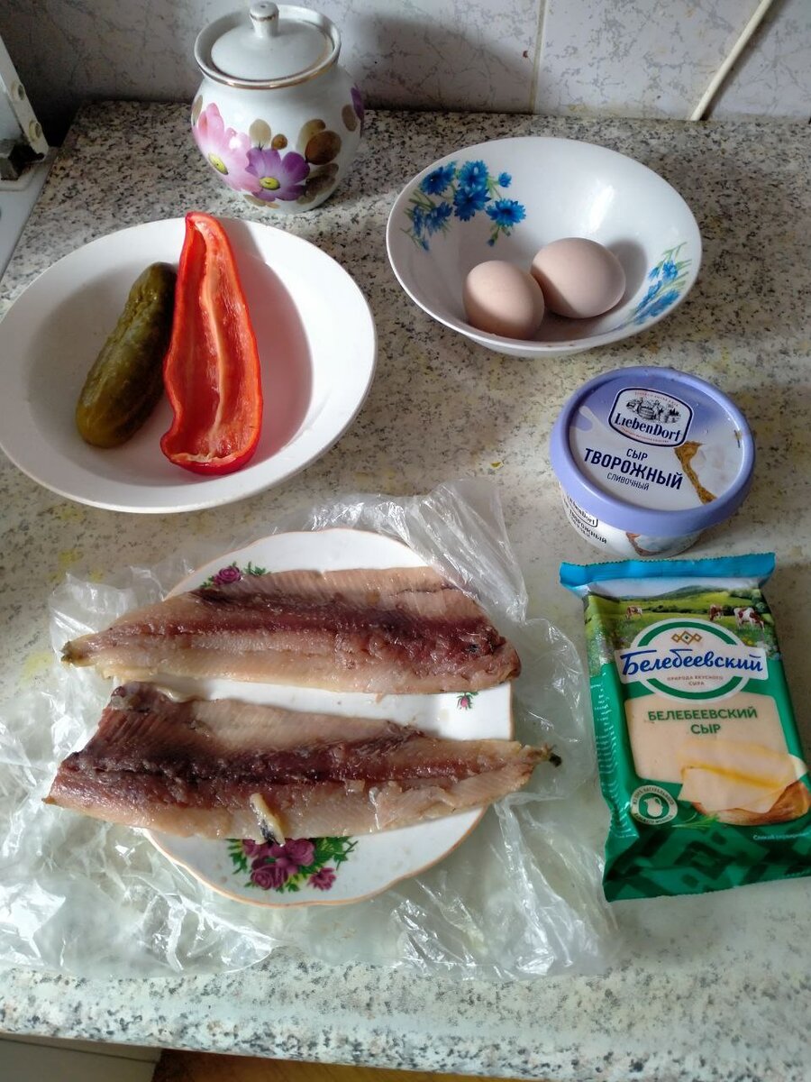 Продукты, необходимые для рулета. Хотела использовать вместо колбасного сыра, твердый сыр (Белебеевский). По итогу обошлась только творожным сыром.