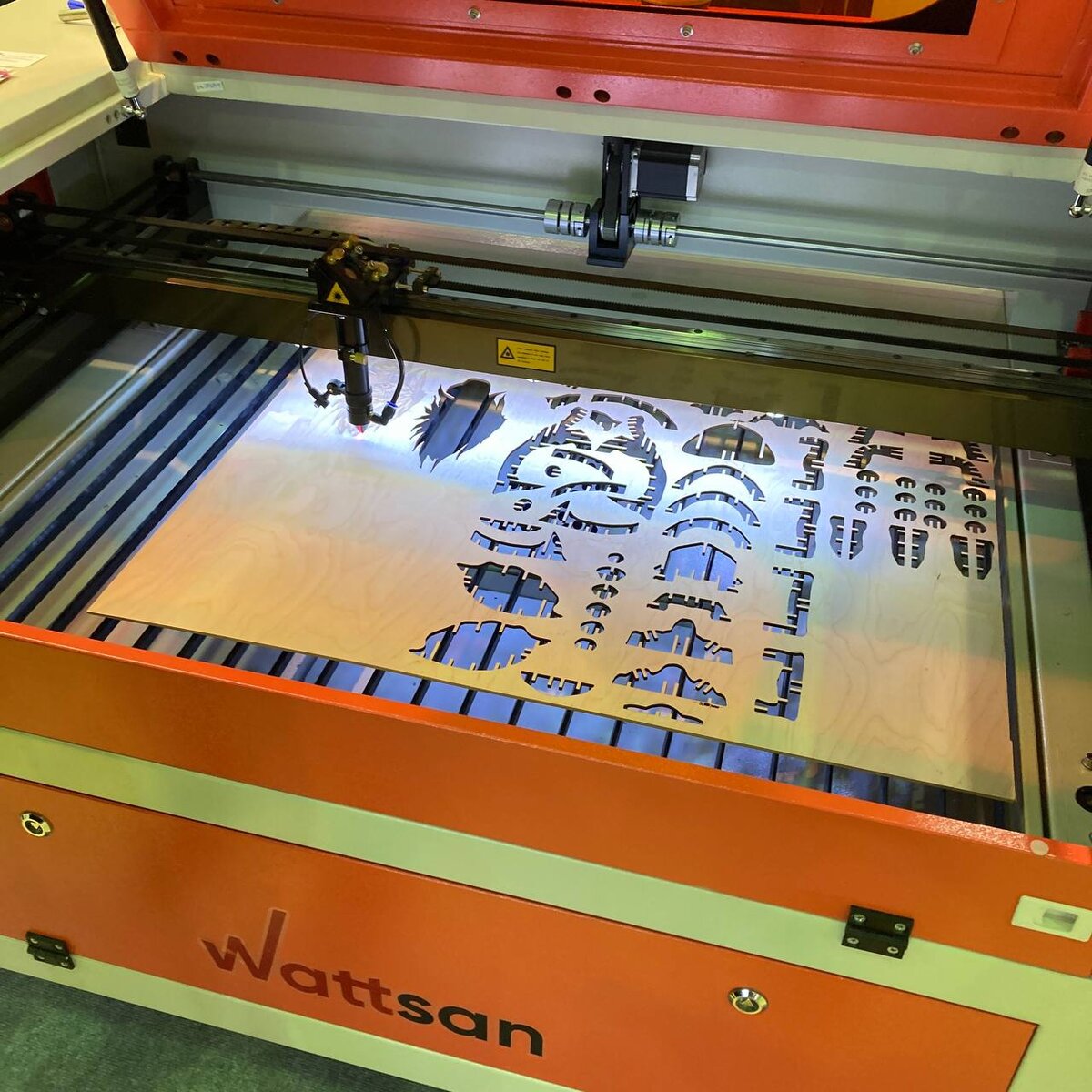 Лазерный чпу 8080. Чпу станок лазерной резки. Лазерная резка фанеры станок. Raylogic 11g 1290. Волоконный лазер.