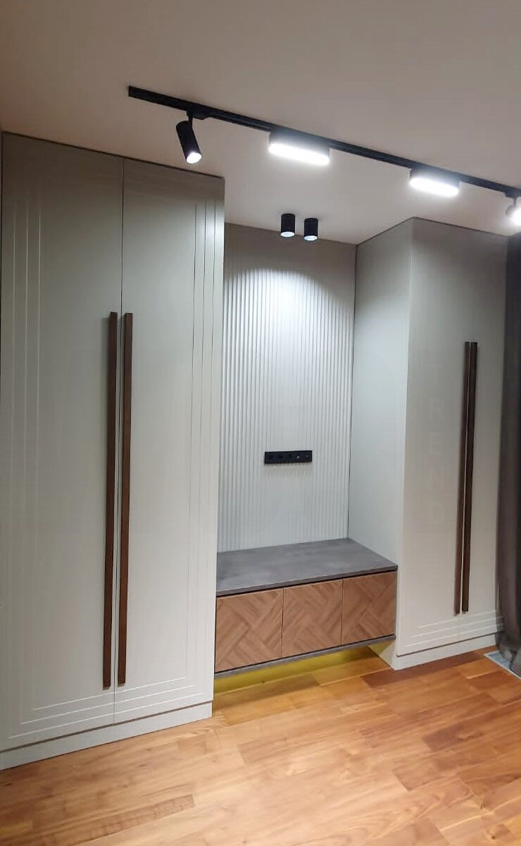 Распашные шкафы с белыми фасадами. Фото клиента