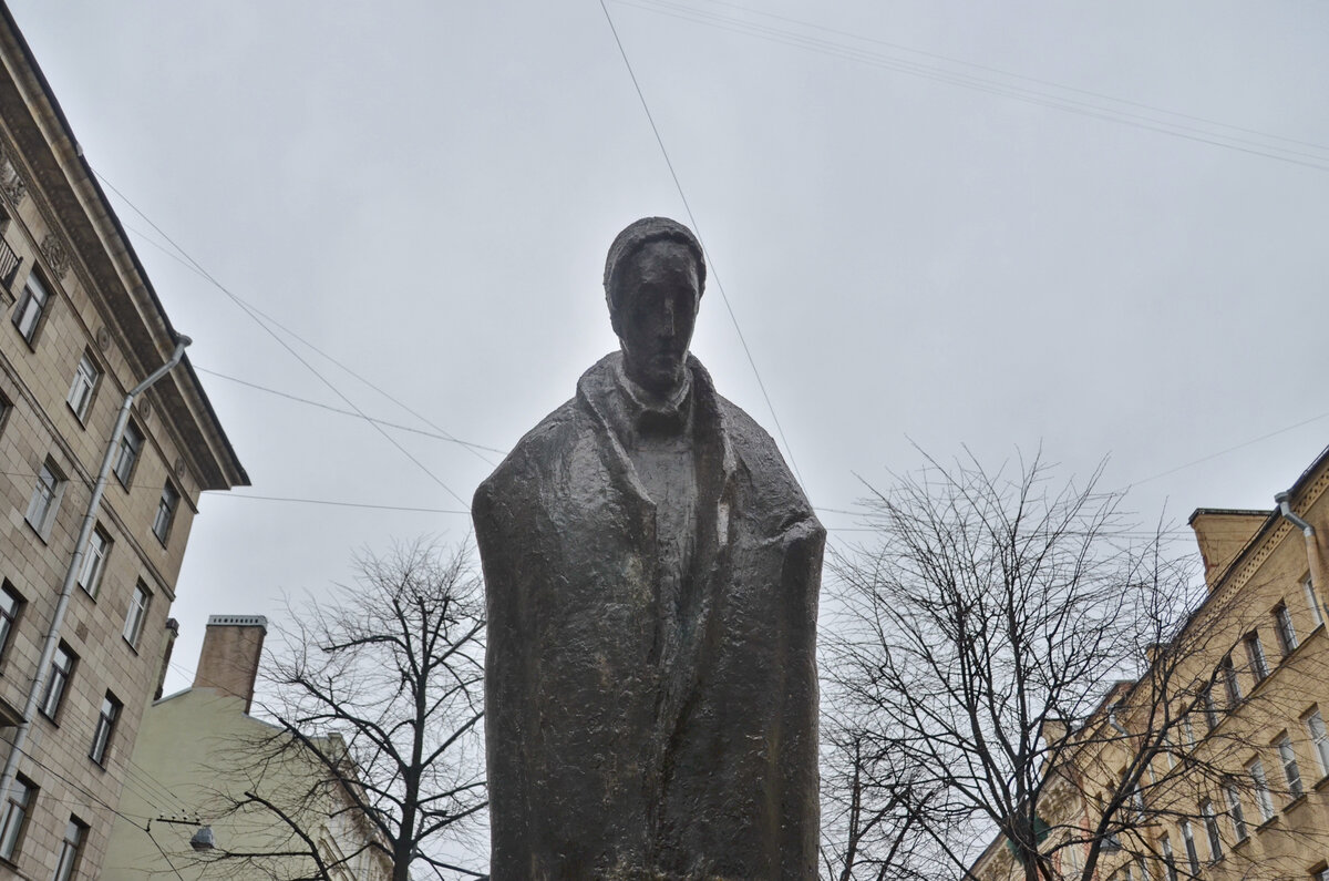 Памятник блоку в петербурге фото Падающий памятник Александру Блоку в Петербурге НаНевском