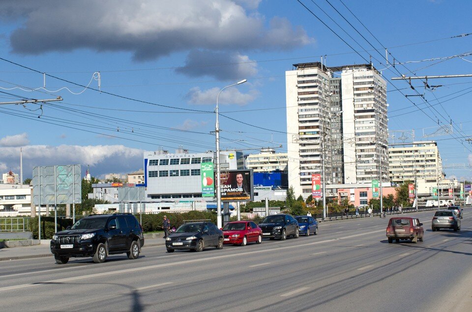     На Астраханском мосту ограничение скорости 40 километров в час теперь действует постоянно. Фото: Архив "КП". Геннадий БИСЕНОВ