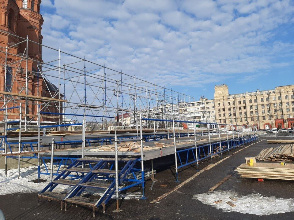     На главной городской площади монтируют трибуны. Екатерина СИМОХИНА