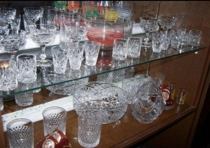 Типовые дома, типовые квартиры, мебель и посуда. Даже во времена, когда такая бытовая типичность казалась советским людям естественной, многим хотелось большего и выделиться на общем фоне.-7