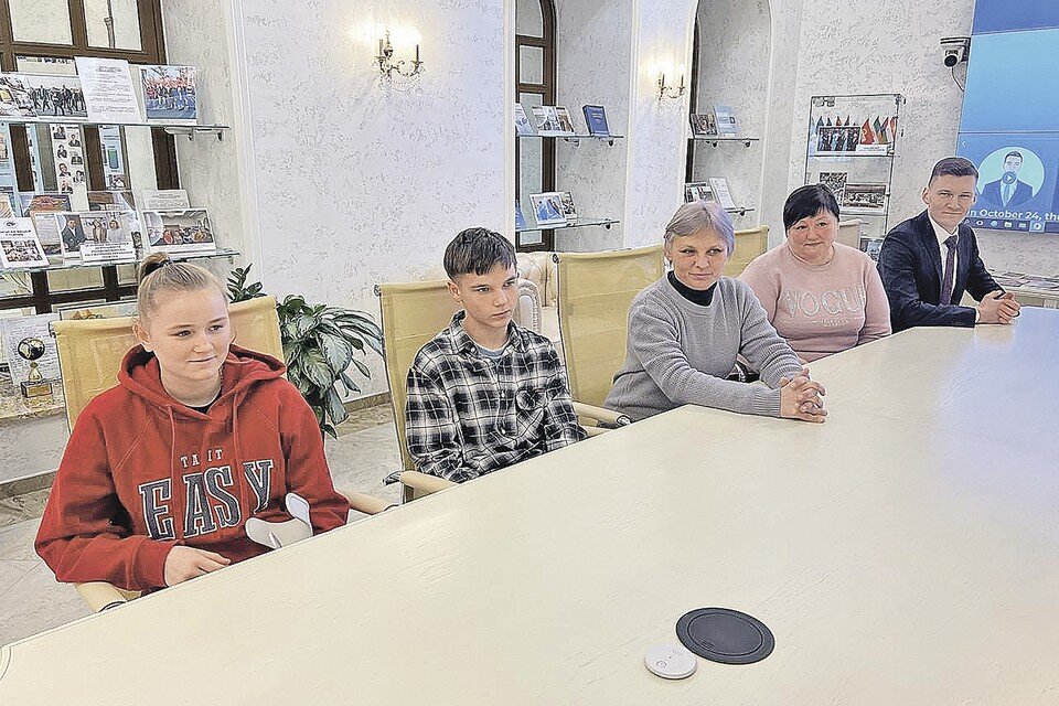     16-летняя Настя и 17-летний Толя почти спустя год вернулись домой...