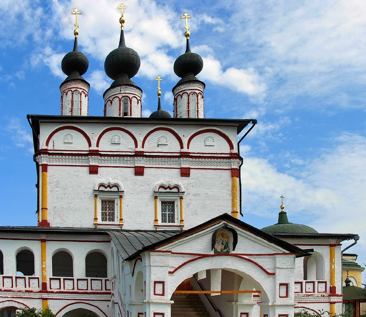 Белопесоцкий Свято-Троицкий монастырь в 2012 году. Все фотографии в статье мои
