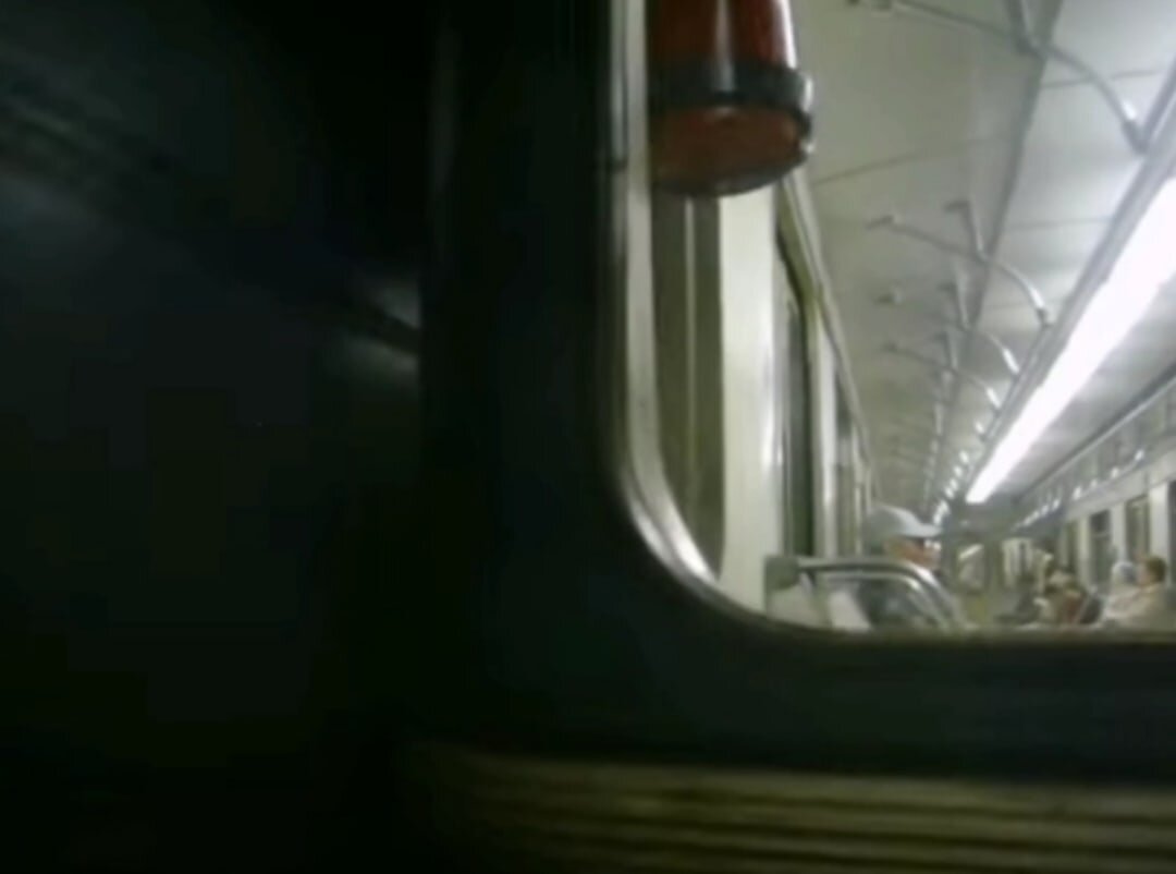 Два скриншота из видео. К сожалению, "дзен" не даёт загрузить видео в статью, так что придётся довольствоваться тем, что есть. На первом скрине - обычный круглый туннель перегона, на втором - та самая "вставка". Здесь она серая, но есть и зелёная вставка, более заметная. Если будете ехать по этому перегону, обратите внимание