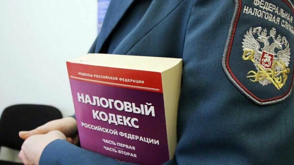     В Тюмени налоговые инспекторы устроили драку в здании инспекции № 14. По данным тг-канала Ural Mash, конфликт произошел между двумя сотрудницами на фоне личной неприязни. Примечательно, что драка прошла под звуки утреннего гимна страны.