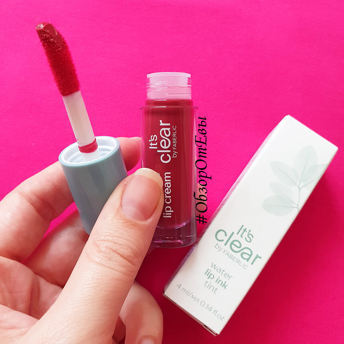 на фото - кремовая помада Smoothie Lip Cream. Она достаточно компактная и при этом имеет мега-удобный аппликатор для нанесения!