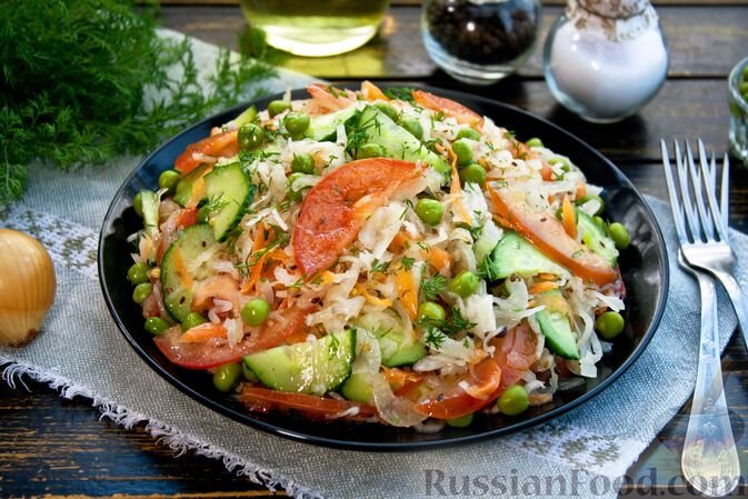 капуста квашеная, помидоры, огурцы, лук репчатый, горошек зелёный консервированный, горчица, мёд, зелень укропа, масло растительное, семена укропа, петрушка сушёная, базилик сушёный