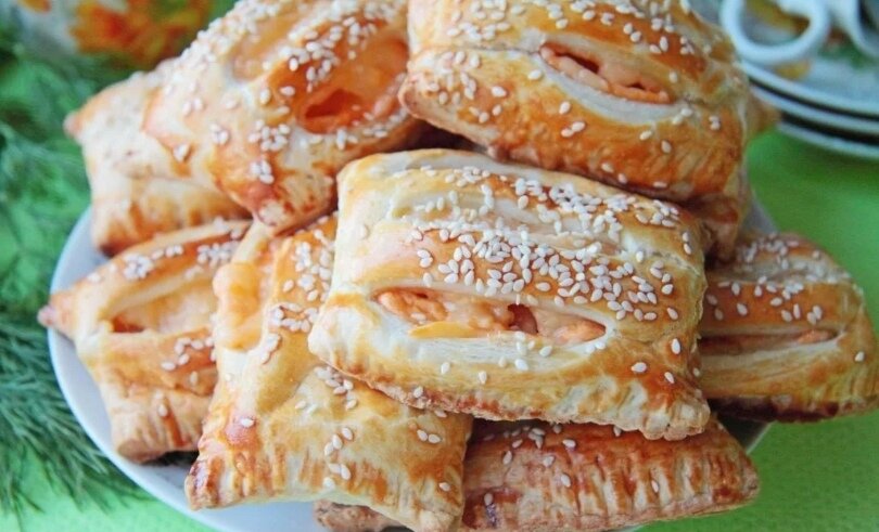 Слойки с колбасой и сыром.