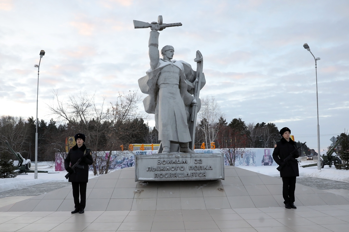 Памятник лыжнику. Памятник 32 лыжному полку в Кургане. Памятник лыжникам в Кургане. Мемориал воинам курганцам 32-го лыжного полка. 32 Лыжный полк Курган.