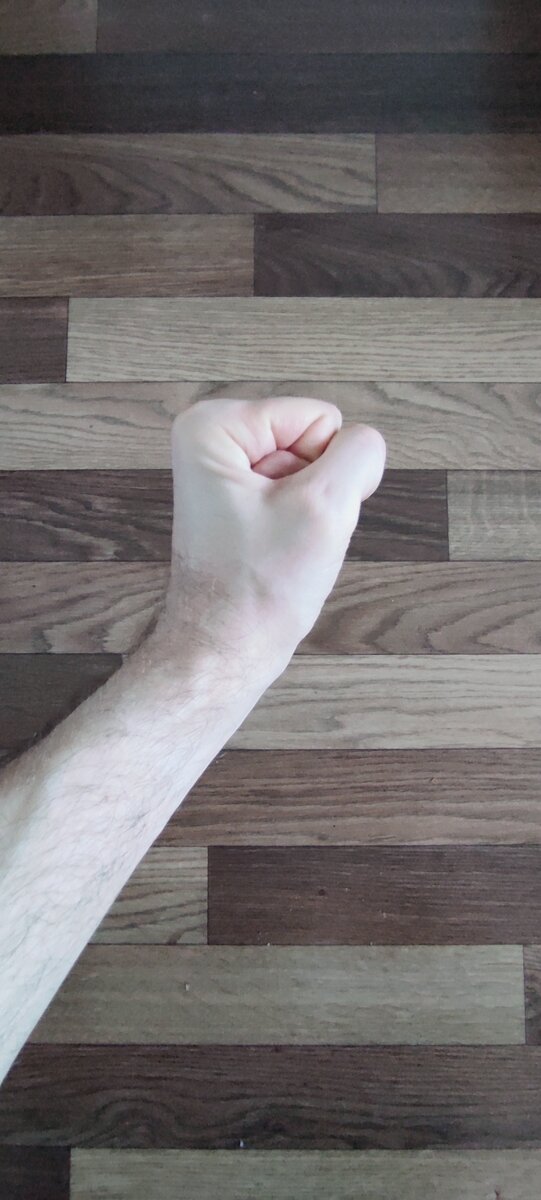 Сжимаем кисть в кулак

