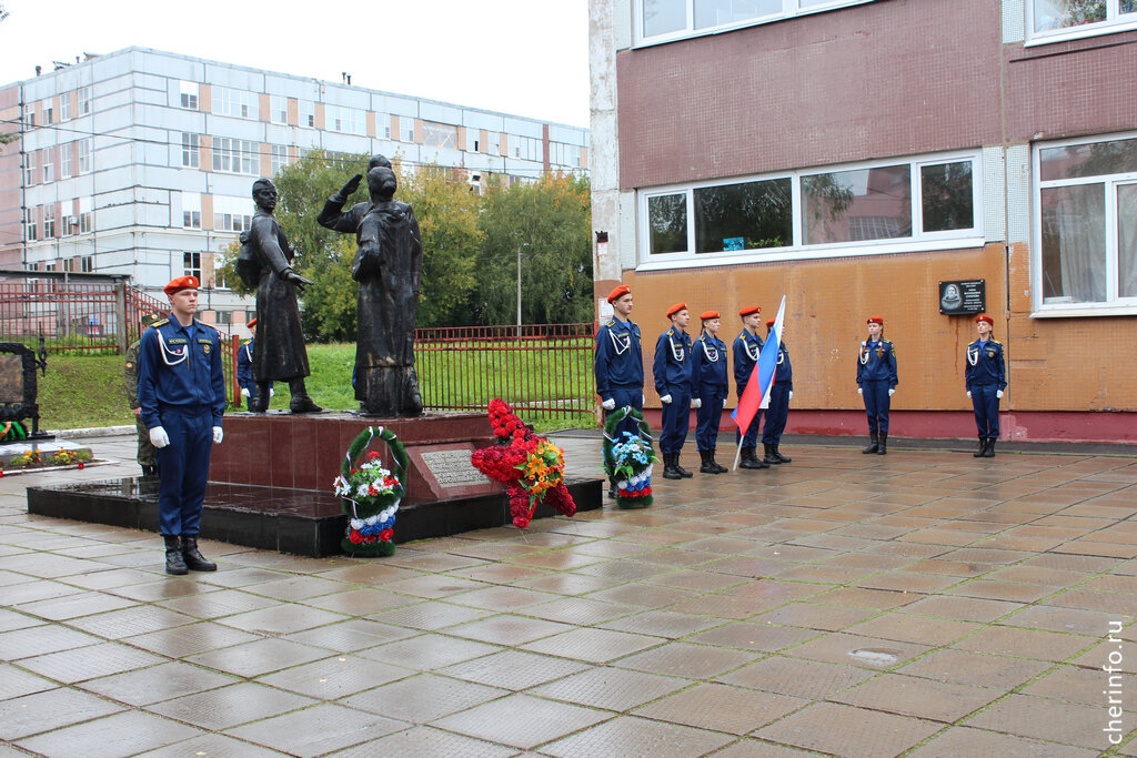    На площадке около здания установят постаменты в виде звезд с именами известных выпускников.