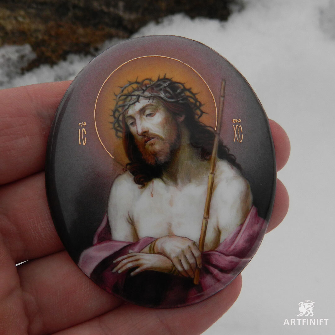 Вчера дописал образ Спасителя  в терновом венце и вот- спешу поделиться. 
В рабочем графике образовалось пару свободных дней, а эту икону мне давно хотелось написать.

Это образ Христа, претерпевающего насмешки и издевательства римских воинов.
По их задумке Спаситель, осмеянный, избитый и оплёванный, униженный нелепым нарядом, имитирующим царское одеяние, должен был выглядеть глупо и жалко.

Оказалось же, что это облачение стало символом истинного величия. 

"То­г­да во­и­ны пра­ви­те­ля, взяв Ии­су­са в пре­то­рию, со­бра­ли на не­го весь полк и, раз­дев Его, на­де­ли на Не­го баг­ря­ни­цу; и, сплет­ши ве­нец из тер­на, воз­ло­жи­ли Ему на го­ло­ву и да­ли Ему в пра­вую ру­ку трость; и, ста­но­вясь пред Ним на ко­ле­ни, на­сме­ха­лись над Ним, го­во­ря: Ра­дуй­ся, Царь Иу­дейский! и пле­ва­ли на Не­го и, взяв трость, би­ли Его по го­ло­ве" (Мф.27:27-30)