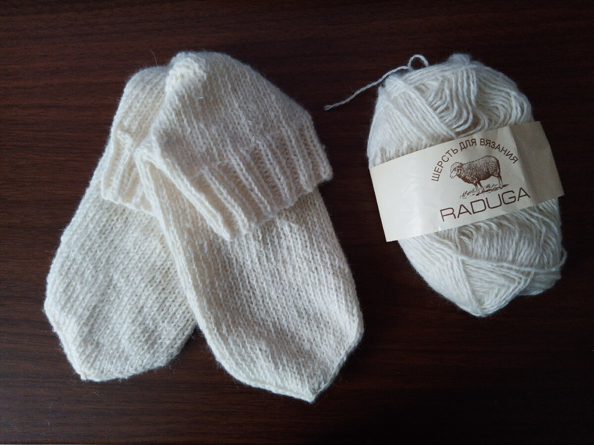 Вот что получилось. Пряжа 60% шерсти, 40% акрил. При вязании немного жестковата и недостаточно хорошо скручена, связанное полотно немного косит.