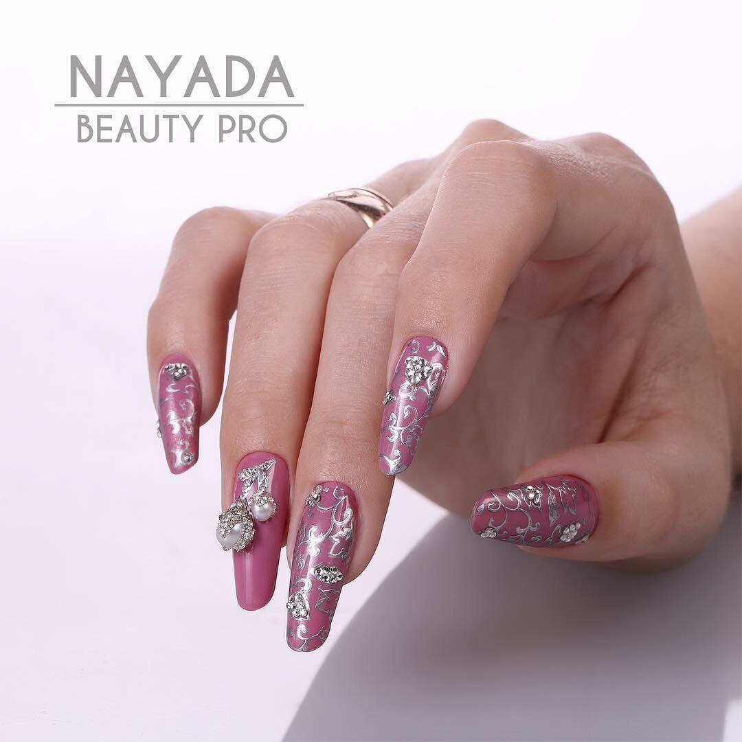 Ева нейлс. Студия ногтей фирменный стиль. Лори нейлс. Ева для ногтей. Салон лори.