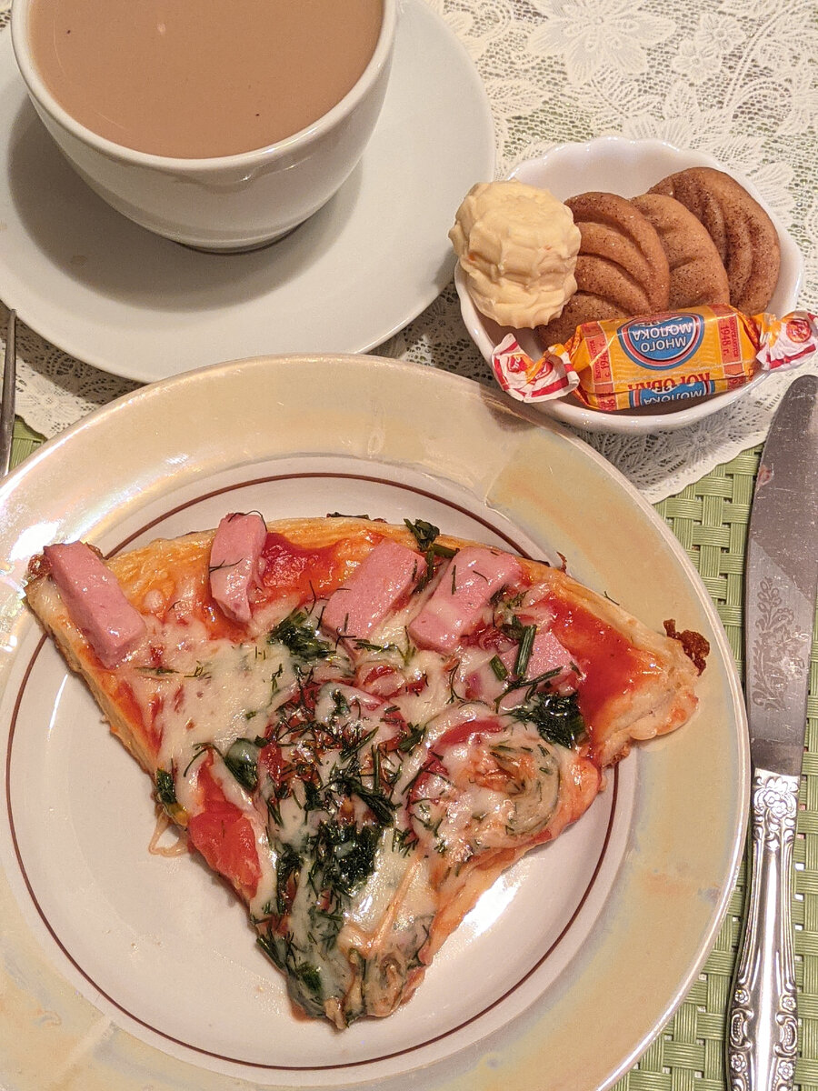 Пицца, сладости, кофе с молоком 